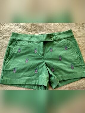 Vineyard Vines Green Pineapple Embroidered Women’s Shorts Size 2